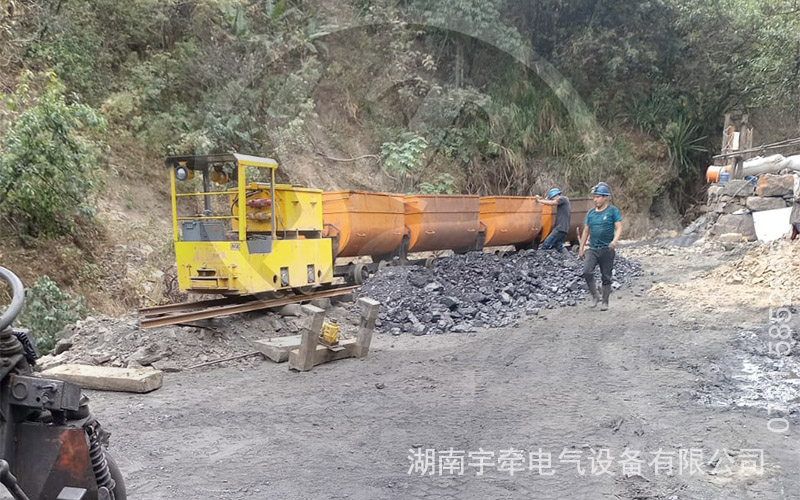 2.5吨防爆蓄电池电机车海外煤矿运行视频.jpg