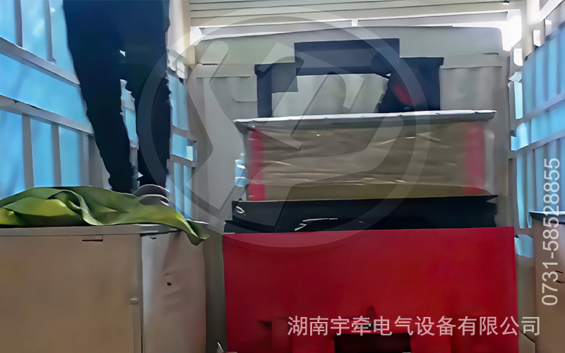 2.5吨矿用锂电池电机车装车发往广东