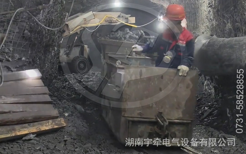 5吨井下锂电池电机车金属矿井下运行视频