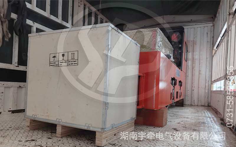 铁矿客户采购的5吨矿用锂电池电机车发货